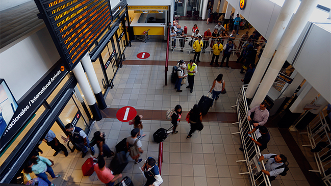 Aeropuerto de Santiago activó alerta amarilla tras atentados en Bruselas