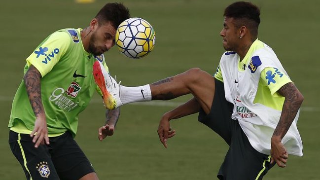 Neymar entrenó con normalidad en la selección brasileña pese a molestias físicas