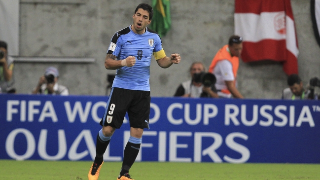 Uruguay reaccionó ante Brasil y rescató un empate para seguir escoltando a Ecuador