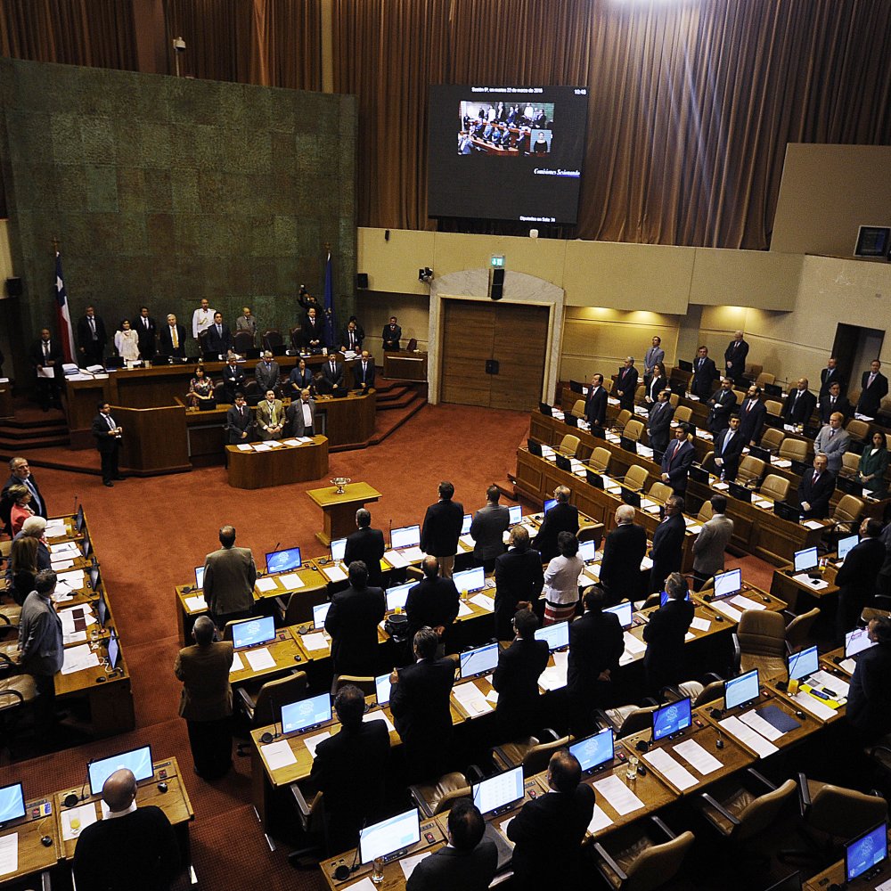 Oficialismo busca reducir asignaciones y dietas para cubrir aumento de diputados