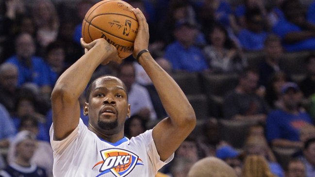 Oklahoma City Thunder se impuso a San Antonio Spurs en duelo de candidatos de la NBA