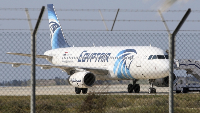 Pasajero obligó desviar avión de Egyptair: Aseguró tener un cinturón explosivo