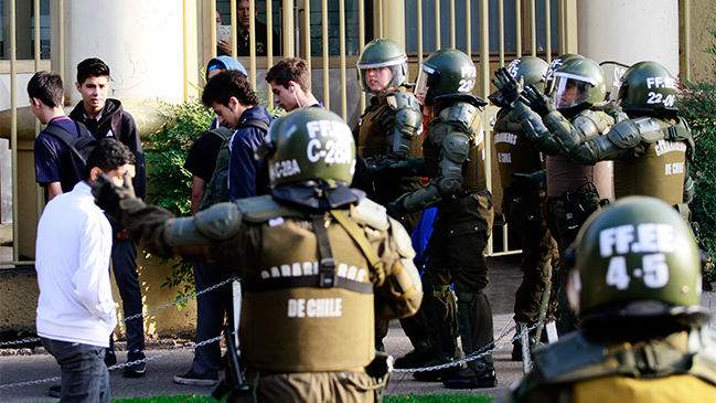 Incidentes en liceos emblemáticos marcan inicio del Día del Joven Combatiente