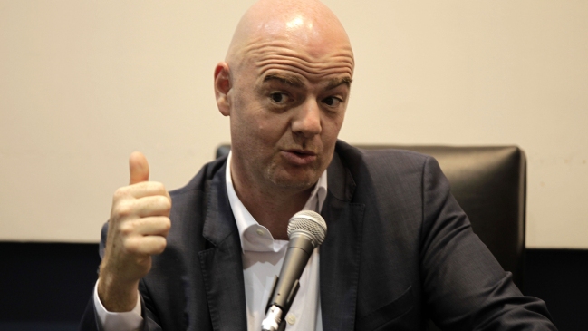 Evo Morales condecoró a Gianni Infantino por su compromiso para mejorar el fútbol