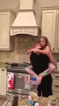 Video] El tierno baile de un padre con su hija en la cocina 