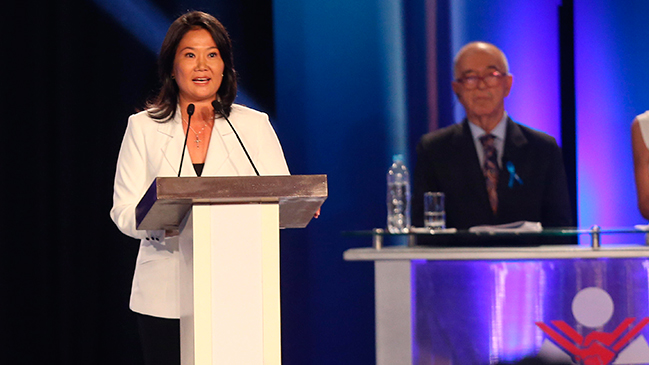 Keiko Fujimori se compromete en debate a no repetir el Gobierno de su padre