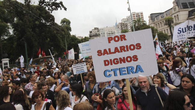 Docentes argentinos realizan una huelga nacional por mejoras salariales