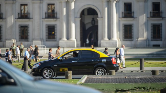 Gobierno mantendrá multas y retirará autos de Uber y Cabify