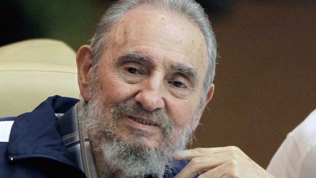 Fidel Castro reaparece en público en homenaje a esposa de su hermano Raúl