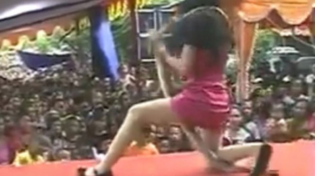 Cantante indonesia falleció tras ser mordida por una cobra en el escenario