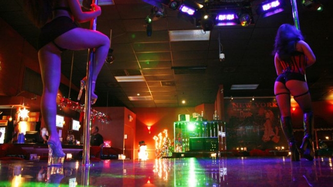 Acusado de dejar a hija de nueve meses en su auto mientras visitaba club de striptease
