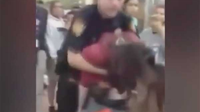 Polémica en EEUU por agresión de un policía a estudiante hispana de 12 años