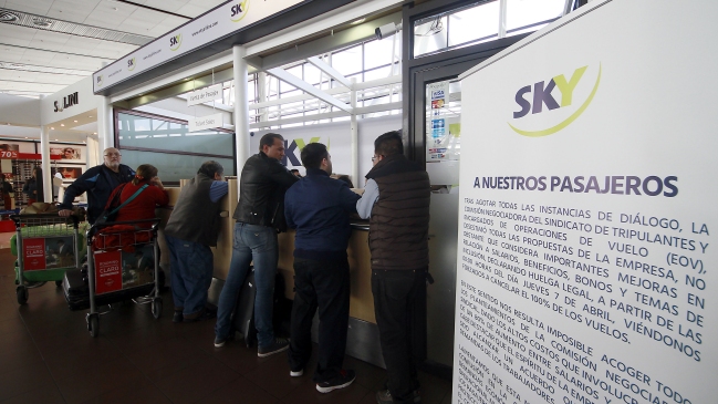 Huelga en Sky Airline ya afecta a 25 mil clientes