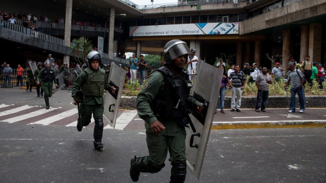 EE.UU. urge a Venezuela a liberar 