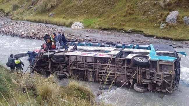 Caída de un bus a un río en el sur de Perú dejó 23 muertos y 34 heridos