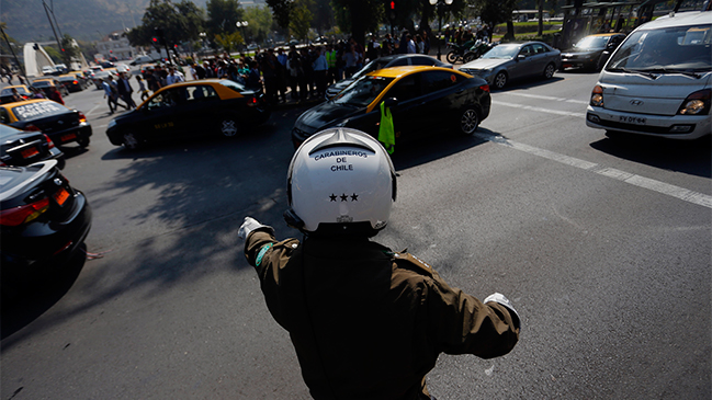Carabineros defendió a funcionario que desenfundó su arma en protesta de taxistas