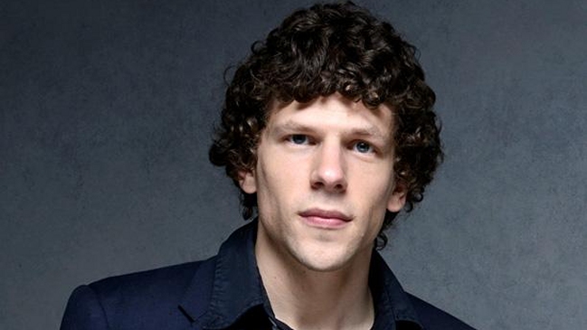 Eisenberg sigue el camino de Woody Allen como escritor