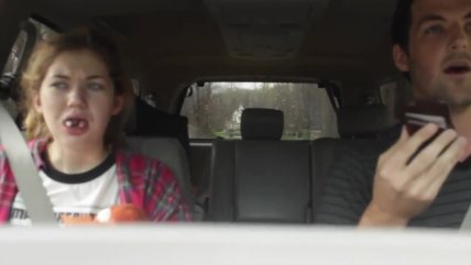 Estos hermanos convencen a su hermana menor de que hay una invasión zombie