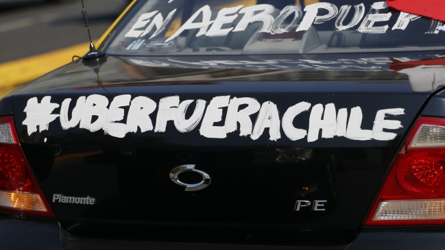 Taxistas atacaron a vehículo en supuesta disputa contra Uber