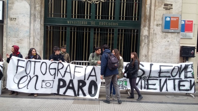 Alumnos de Fotografía del IP Los Leones protestaron en el Mineduc