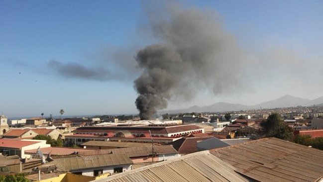 Incendio destruyó cuatro vehículos y dañó bodega en La Serena