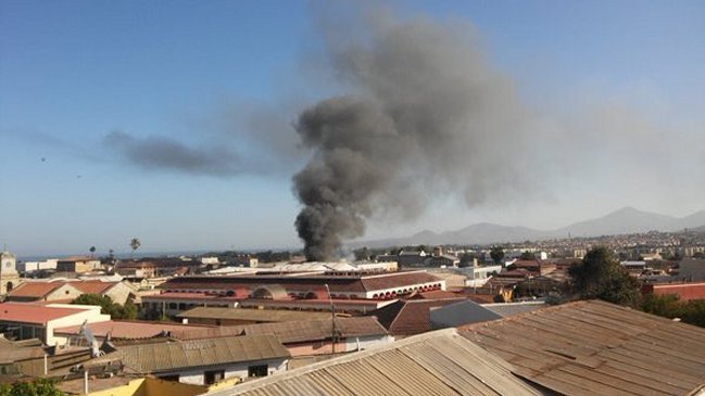 Incendio destruyó cuatro vehículos y dañó bodega en La Serena