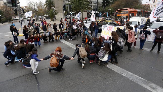 Estudiantes del Liceo 7 acusan norma que les prohíbe marchar sin permiso de sus padres