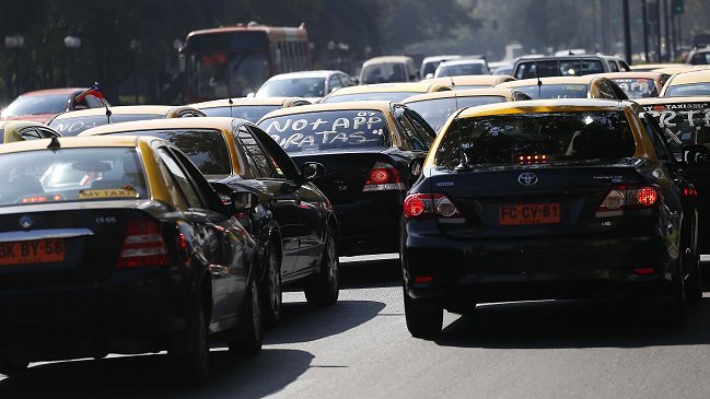 Ex ministro: El Gobierno debe ayudar a los taxistas tradicionales a transformarse