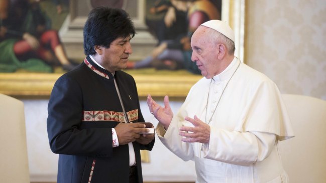 Evo Morales regaló tres libros al papa sobre la coca y le recomendó tomarla