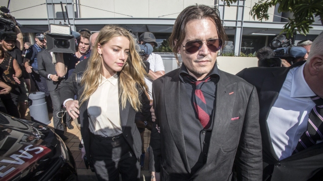 Pena leve para mujer de Johnny Depp por entrada ilegal de perros en Australia