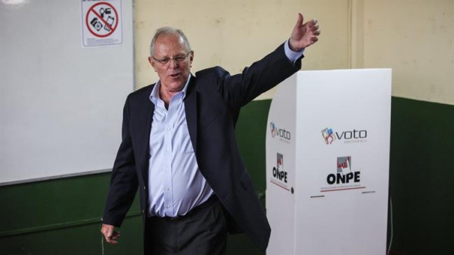 Kuczynski aventaja a Fujimori en primer sondeo sobre segunda vuelta en Perú