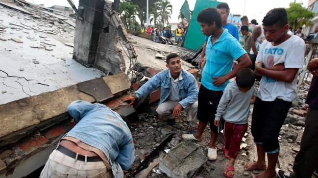 Ecuador elevó a 413 la cifra de muertos tras terremoto de 7,8 Richter