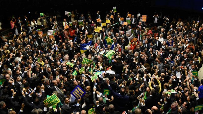 Sondeos: Mayoría del Senado apoya juicio político a Rousseff