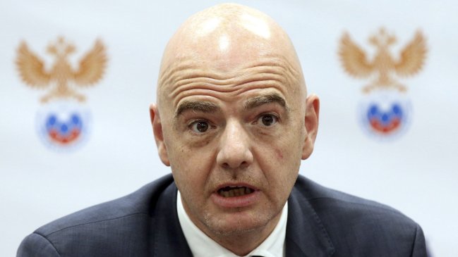 Presidente de FIFA espera que repeticiones de jugadas dudosas se usen en Rusia 2018