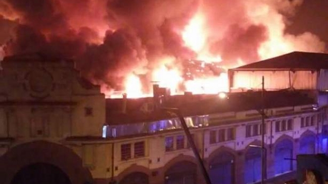 Incendio afecta al mercado municipal de Temuco