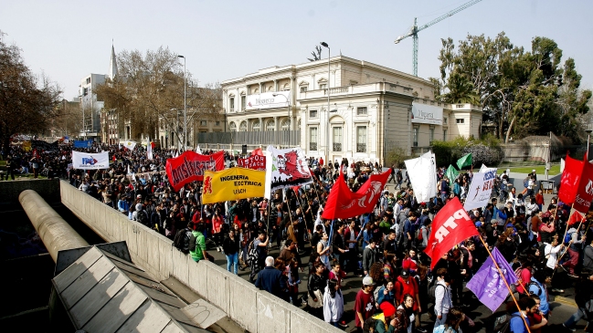 Estudiantes marchan en medio del duelo nacional por Aylwin para acelerar reformas