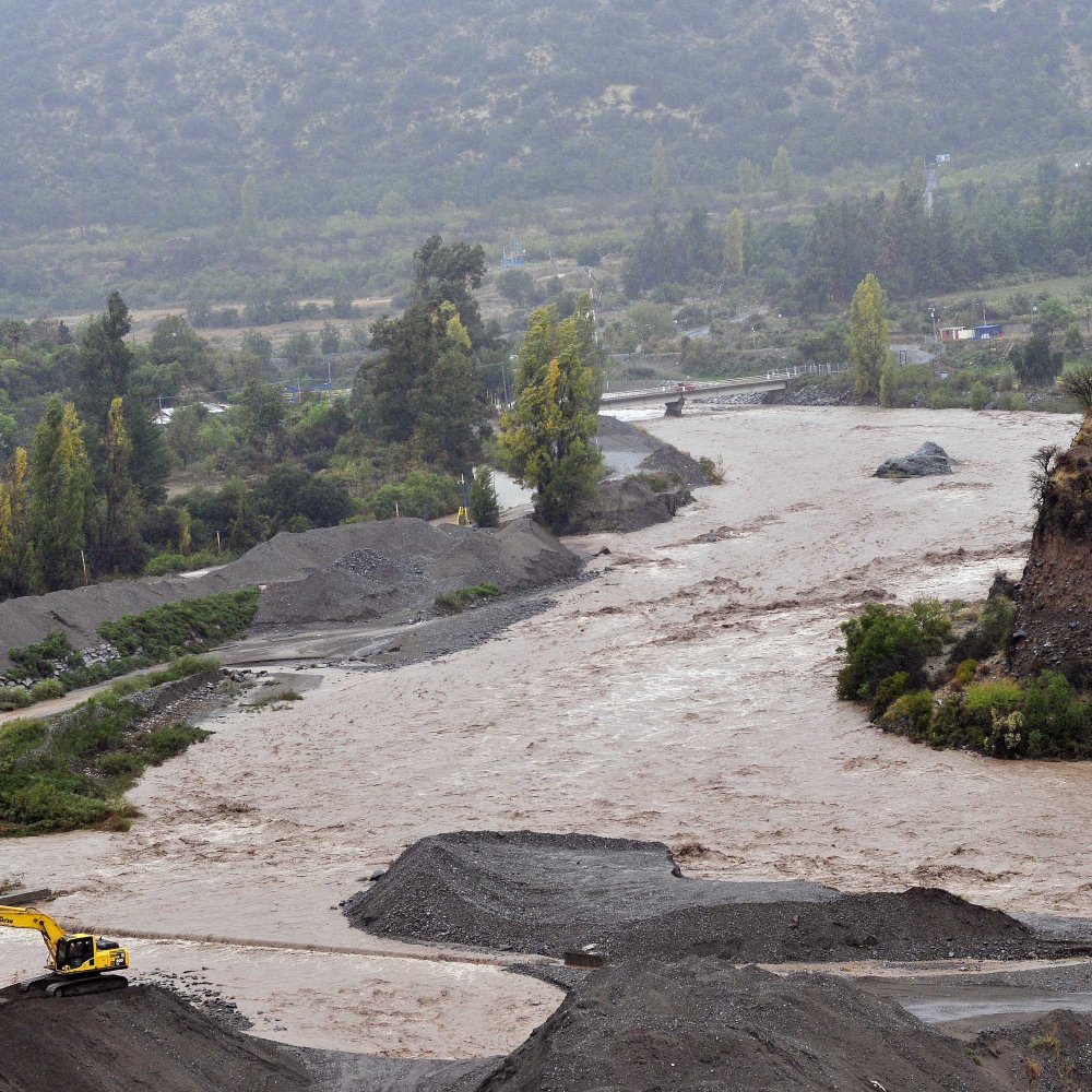 Carabineros continúa búsqueda de desaparecidos tras desborde del río Maipo