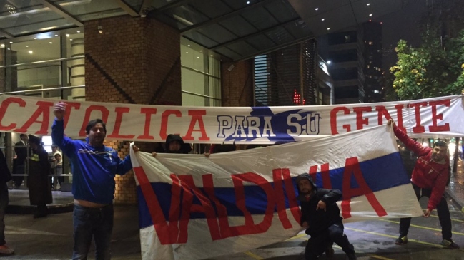 Hinchas de la UC realizaron un nuevo banderazo nocturno