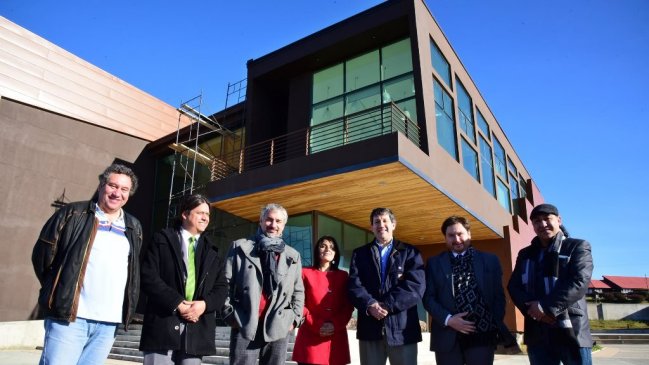 Ministro Ottone realizó visita inspectiva al Centro Cultural de Punta Arenas
