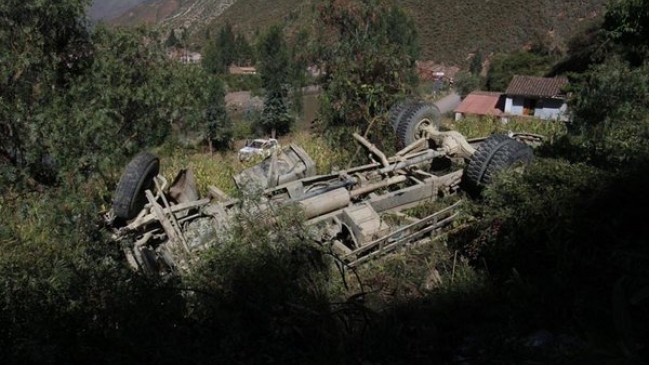 Cinco muertos y ocho heridos dejó volcamiento de camión en Perú