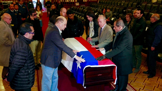 Restos de Neruda llegaron a la sede del Congreso en Santiago para homenaje