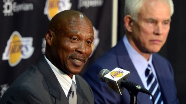 Los Angeles Lakers confirmó el despido del entrenador Byron Scott