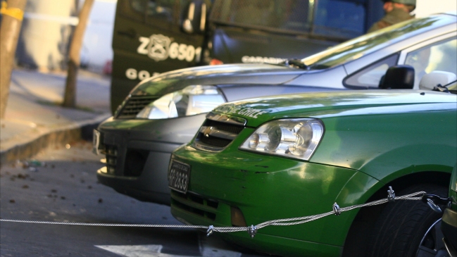 Santiago: Hombre se subió al techo de su auto para evitar robo