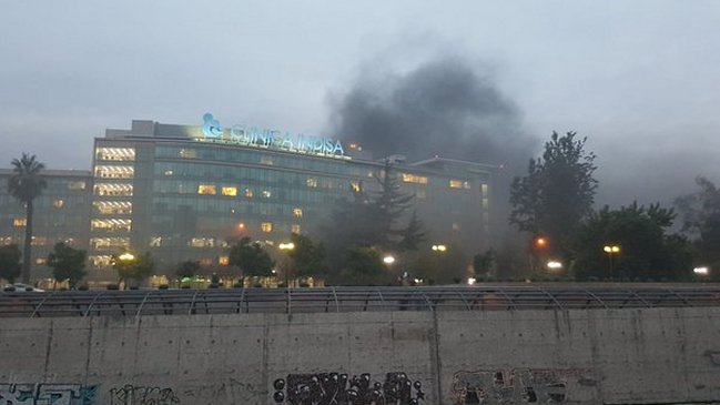 Bomberos controló incendio en clínica Indisa
