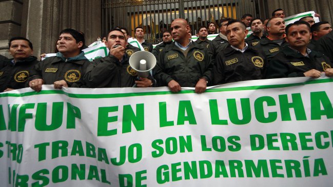 Gendarmes protestan en el frontis del Ministerio de Justicia