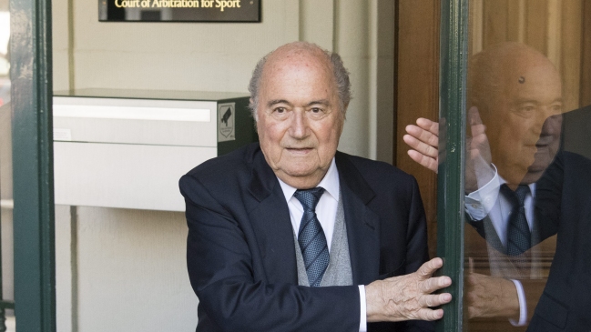 Blatter confía en haber ayudado a Platini tras declarar como testigo en el TAS