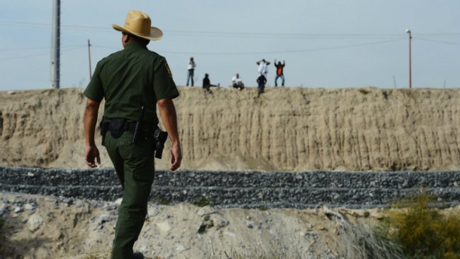 Rescatan a niña de dos años abandonada por traficantes de personas en frontera de EE.UU.