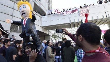   Cientos de personas se manifestaron contra Donald Trump en California 
