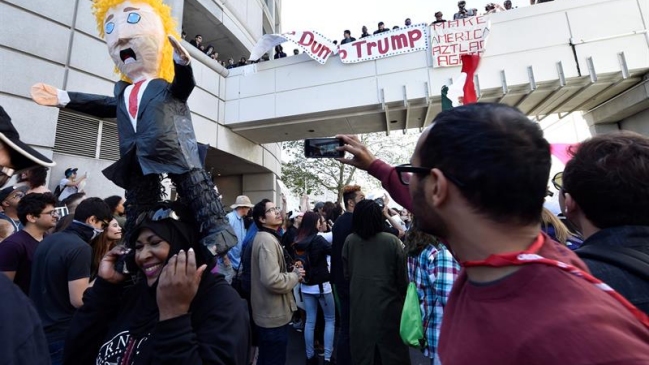 Trump afirmó que los manifestantes en su presentación eran matones y criminales