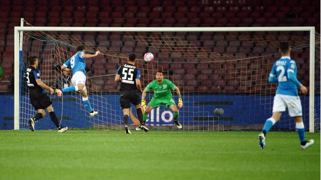 Higuaín marcó un doblete y Napoli mantuvo el segundo lugar en Italia